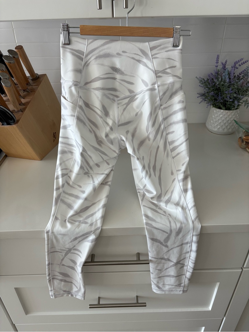 Athleta White and Light Gray Salutation Stash Pocket 7/8 Tights - S